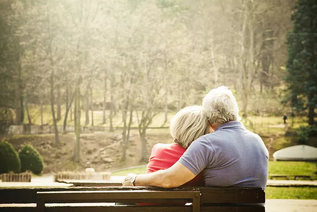 在婚姻生活中，老公經(jīng)常半夜才回家要怎么辦？