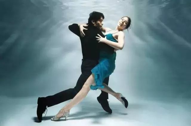 男人沉迷于活動或社交場所是什么心理？